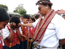 Kisah Haru Elisabeth di TTU: Main Suling Bambu, Dapat Perhatian Bupati hingga Bantuan Pulang ke Papua