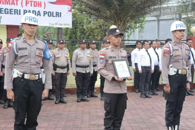 polisi di TTS dipecat